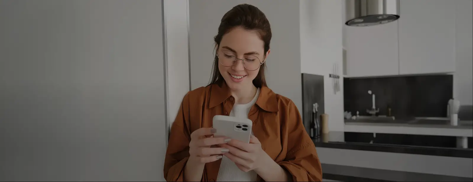 Pessoa usando aplicativo de eSIM no celular